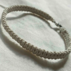  - Mackramé armband med silverlåsning. Gjord med beige vaxad bomullstråd. Tillverkas på beställning💕🙋🏼‍♀️