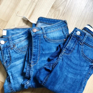 3 par Gina-jeans för 100 kronor! - Jeansen är från Gina Tricot, två i modellen Alex och ett i modellen Molly. Ena paret Alex är i storlek S och andra paret Alex samt Molly-paret är i storlek XS, men jag kan ha båda. 100 kronor för alla tre. 