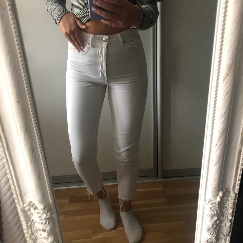 Säljer ett par super fina vita jeans i storlek 36, dom är i super fint skick och säljs då dom tyvärr inte kommer till användning längre💕💕. Jeans & Byxor.