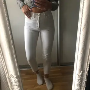 Säljer ett par super fina vita jeans i storlek 36, dom är i super fint skick och säljs då dom tyvärr inte kommer till användning längre💕💕