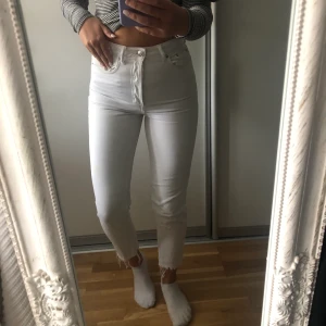 vita super fina jeans💕💕 - Säljer ett par super fina vita jeans i storlek 36, dom är i super fint skick och säljs då dom tyvärr inte kommer till användning längre💕💕