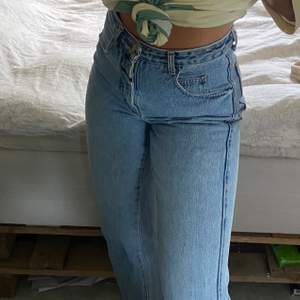 Fina vintage jeans köpt secondhand. Säljer då dem är aningen tajta på mig som har s-m. Står xs men passar även s! Färgen är mest rättvis på första bilden🤼‍♂️