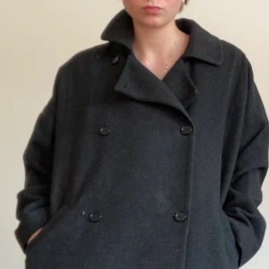 Kappa från monki - Svart/grå höstkappa från monki i bra skick.  Storlek S