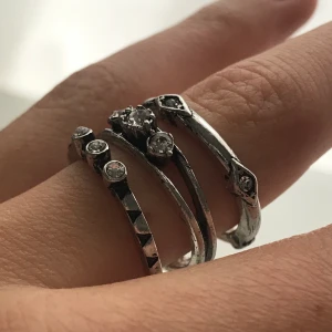 Silvriga Ringar - Säljer 3 st helt oanvända silvriga ringar🤩 Tyvärr för stora för mig, skulle gissa att de är storlek M-L. Frakt 11kr
