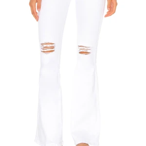 Vita bootcut Dr denim jenas med slitningar  - Säljer dessa Dr denim jeans då de inte kommer till användning, använda max två gånger så i väldigt fint skick! De är lite långa på mig som är 163cm, annars sitter de super! De är även väldigt strestchiga. Skickar såklart fler bilder om så önskas! 