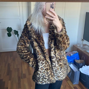 (Fake) pälsjacka i perfekt skick! S-M! Köpt för 1200:- - Köpt för 1200:-. Superfin fluffjacka som tyvärr inte kommer till användning. 🌹 Perfekt både till höst och vinter. Supersnygg att både klä upp och ner, till jeans eller kostymbyxor som på bilden! Fler bilder längre ner i min profil 🥳