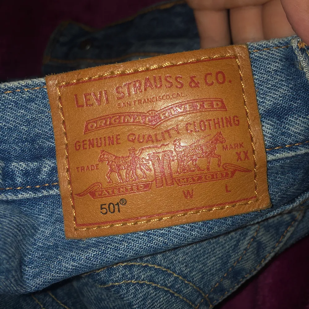 BUDGIVNING - Snygga Levi’s byxor 501, säljer pga att dom är för stora för mig. Storlek 25 i midja och 28 i längd. Köparen står för frakten 💞. Jeans & Byxor.