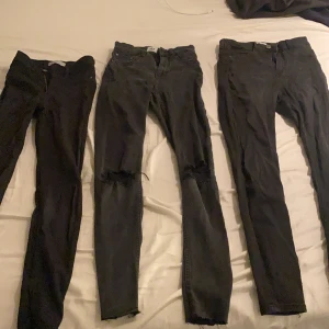 Skinnyjeans - Säljer dessa för de tyvär inte kommer till användning, 60kr+frakt❤️skriv om ni har några frågor om storlek osv💗