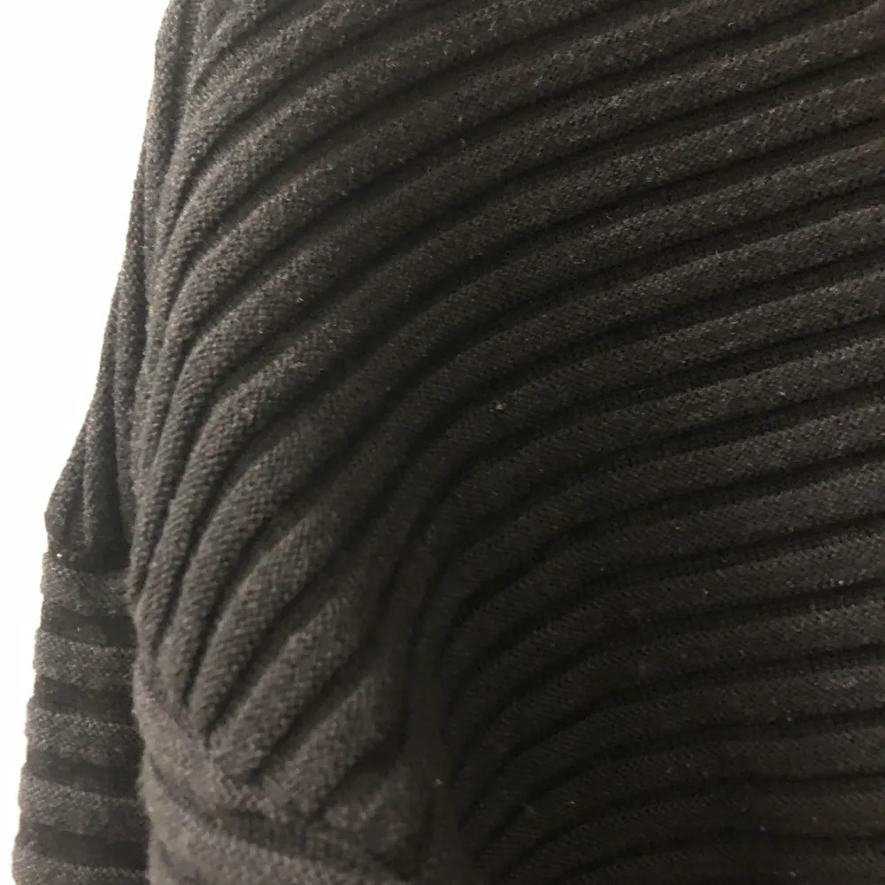 Ännu en svart tröja, chockerande!! En tröja som inte kommer till användning längre och kan göra mer nytta hos någon annan. 90 inkl. Frakt ✨. Tröjor & Koftor.