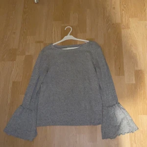 Mysig tröja storlek 158-164 (s) - Har använt den några få gånger och är i gott skick. Tröjan passar de som har storlek S.