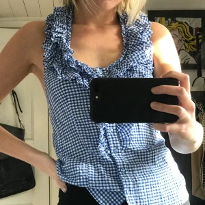 Rutig blus - Säljer denna jättefina rutiga blus som jag köpt på humana, men aldrig använt själv. Passar mig som är strl S💕 bra skick. Kan mötas upp i Malmö, annars 70kr+frakt