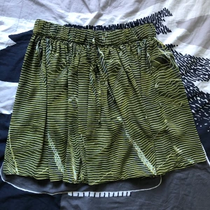 Mönstrad kjol - Asnajs kjol från weekday med coolt mönster. Går att knyta i midjan så skulle säga att den passar xs-medium. Jättefint skick och väldigt skön. 🌸