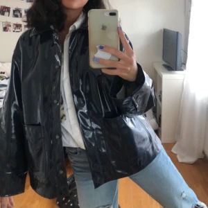 WEEKDAY PATENT JACKA - Säljer denna jättecoola marinblåa patent jacka från Weekday! Använd endast 3 gånger så den är i nyskick! Supercool och najs nu till hösten! Storlek S, passar en XS! Är 167 cm och den är perfekt på mig. Nypris 600 kr