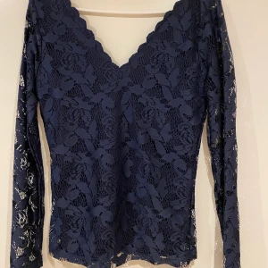 Blå tröja spets, ny, small - Blå tröja i spets från vila, helt oanvänd. Lapparna kvar. Storlek S.