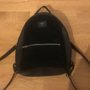 Super söt svart mini ryggsäck  - Blir av med några grejer i mitt rum och bjuder den här super söta svart mini ryggsäck. Är öppet att ändra pris ifall den är för hög och skriv gärna till mig privat ifall intresserad och bjud pris i kommentarerna. Köparen står för frakt🥰🥰❤️✨✨✨