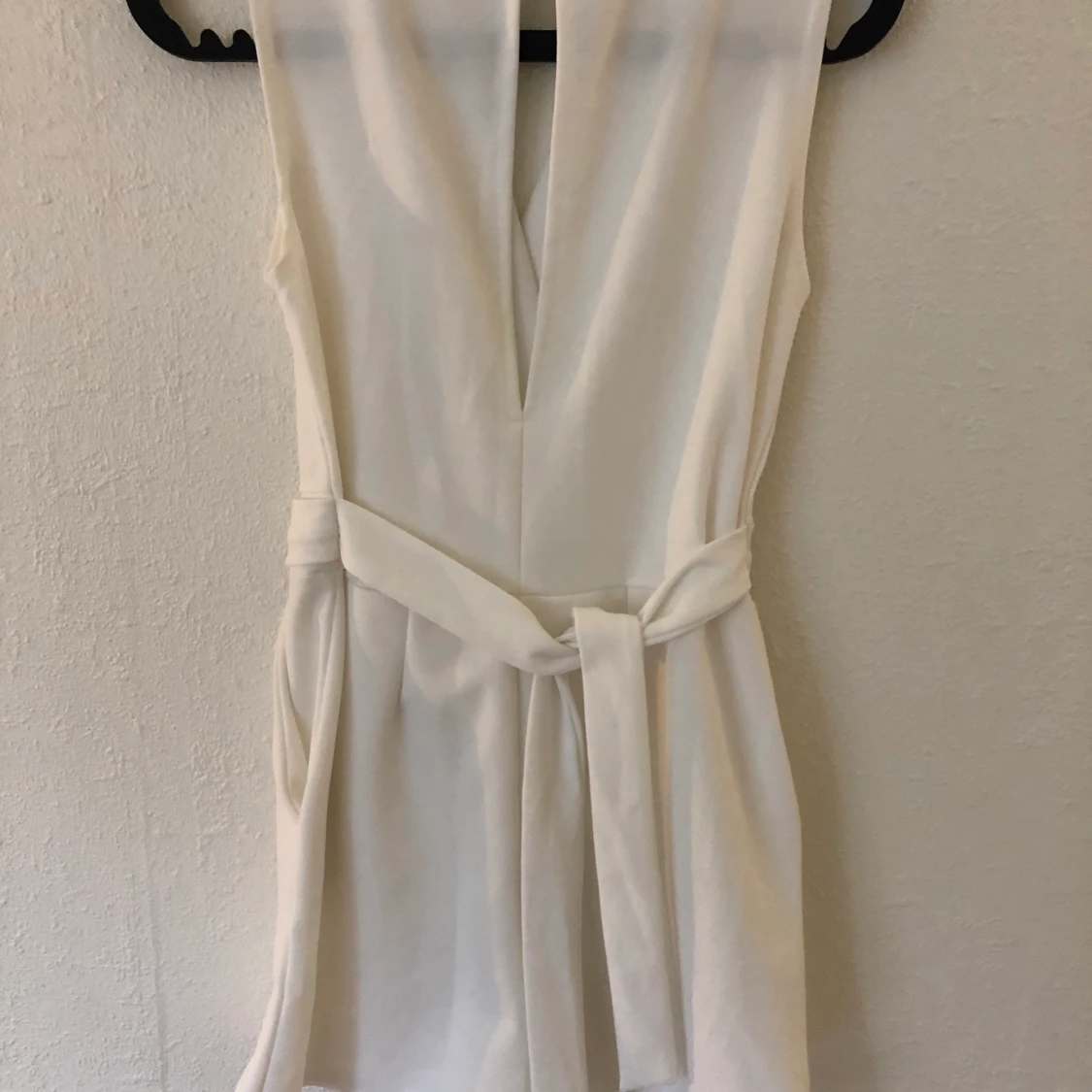 JUMPSUIT MED KNYTNING BAK - 90