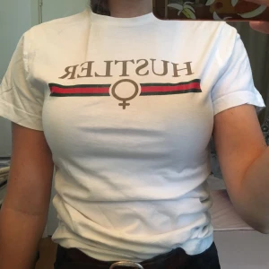 T-shirt HUSTLER - Hustler tisha från Madlady. Storkel XS. Använd max 3 gånger. 