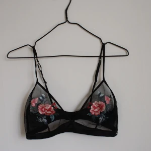Ella m bh small - Topp/bh utan byglar från Lindex(Ella m). Aldrig använd. Fina blombroderier på genomsnitt tyg. Intresserad eller vill veta mer? Hör gärna av dig!:)