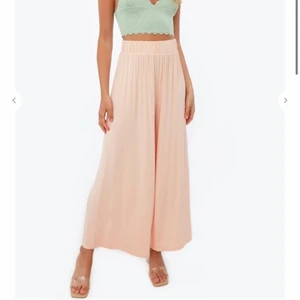 Byxor - Chiquelle - Stl S - Säljer mina fina byxor ifrån Chiquelle som är helt oanvända! Jag kan frakta eller mötas upp i Täby C. Högst bud vinner! 🥰 