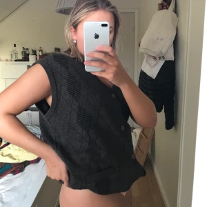 Väst - Väst med rutigt mönster och knappar. Köpt för en månad sen men är aldrig använd. Möts upp i Stockholm annars står du för frakt <3