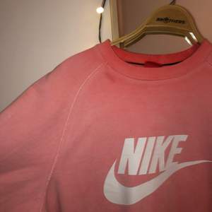Nike sweatshirt som är färgad i efterhand rosa. Den har växt ur mig och därför säljer jag den. Strl M/L men sitter som M.