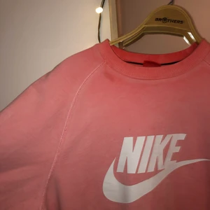 Rosa Nike sweatshirt - Nike sweatshirt som är färgad i efterhand rosa. Den har växt ur mig och därför säljer jag den. Strl M/L men sitter som M.