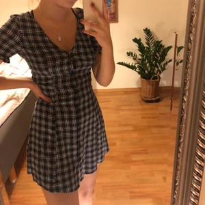 Rutig klänning - En rutig klänning från H&M, ändats använd ett fåtal gånger och jätte söt men har tyvär växt ur den.