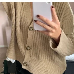 Beige kofta från zara💞 - Superfin kofta fårn zara som är beige och aldrig använd, lånade bilder! Skriv vid frågor eller egna bilder💕köptes för ca 400kr och passar mig som är en xs/s men lite oversized så passar nog en L också beroende på hur man vill att den ska sitta