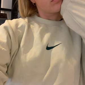 Sweatshirt egentligen från weekday i storlek M, men målat ett ”Nike” märke på. Mintgrön. Lite blyerts kvar men tvättat självklart innan så det kommer inte finnas kvar efter. Högsta bud än så länge: 100kr