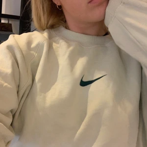 Nike sweatshirt - Sweatshirt egentligen från weekday i storlek M, men målat ett ”Nike” märke på. Mintgrön. Lite blyerts kvar men tvättat självklart innan så det kommer inte finnas kvar efter. Högsta bud än så länge: 100kr