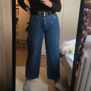 Oversize jeans - Ett par pösiga och balla jeans från NAKD i väldigt fint skick. De är strl 44 men jag har vanligtvis 38-40 i jeans men med ett skärp sitter dessa jättesnyggt! Jag är 170cm.