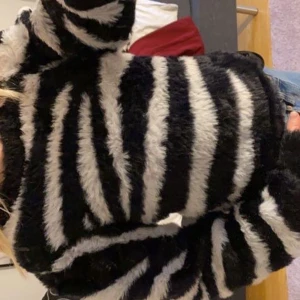 Tjocktröja - Säljer mig älskade tjocktröja som är världens skönaste, köptes från ivyrevel för 600 i början av 2020! Xs men passar S