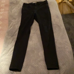 Ett par jätte fina gina byxor - Hej, säljer mina fina Gina byxor för dom kommer inte till användning mer jätte fina ganska bra skick storlek M men dom är så himla sköna modell molly going out känt märke för Gina jeans💕