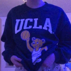 Sweatshirt  - Säljer denna snygga oversized ucla sweatshirten som är slutsåld på hemsidan!🤍💚 Fler intresserade så buda i kommentarerna🥰 högsta bud just nu: 300 kr (frakt ingår) 