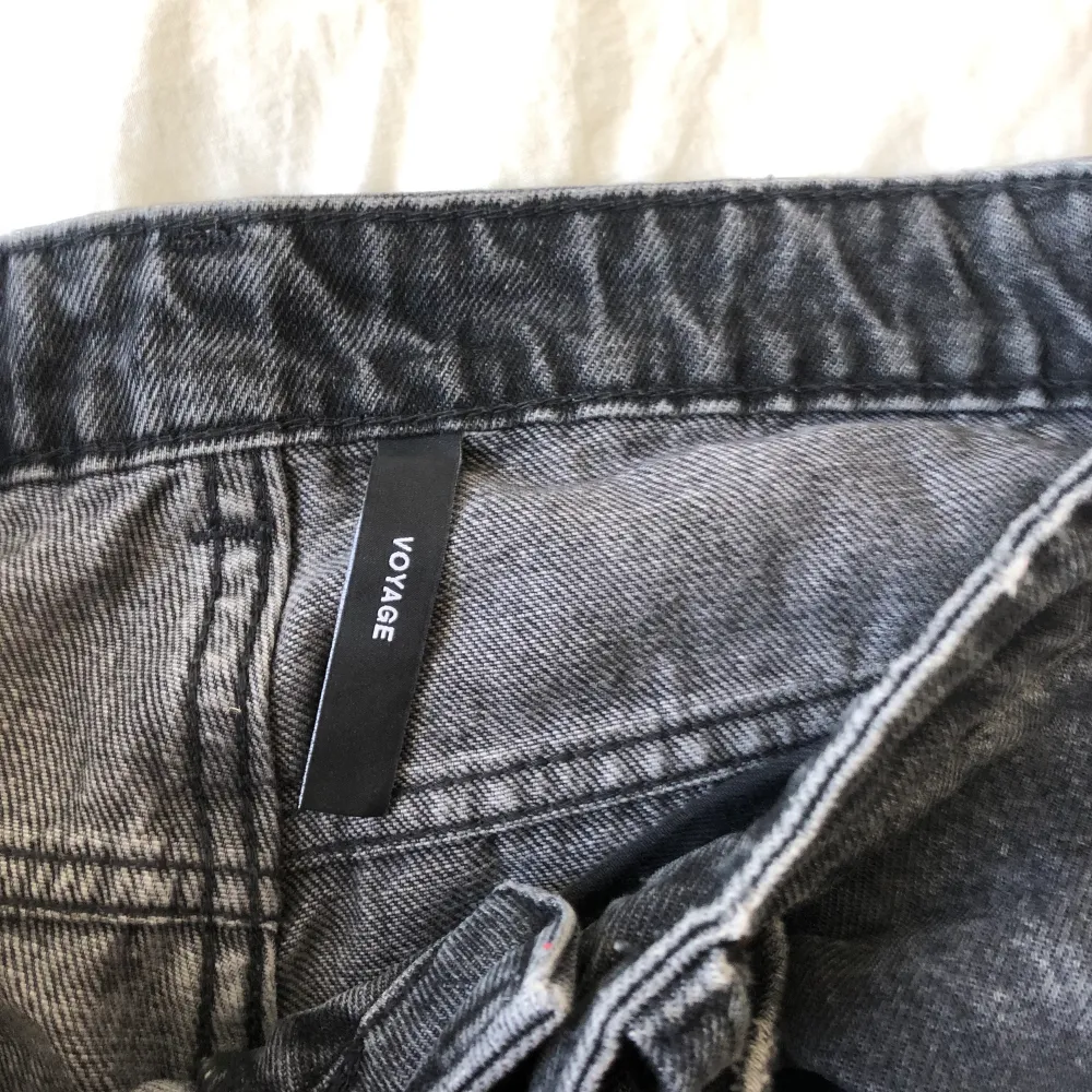 ?Gråa? Jeans från weekday i modellen voyage med måtten 27/30, lite slitningar i fickorna annars som nya!. Jeans & Byxor.