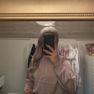 Blus - Gammalrosa blus med högre hals. Knappt använd, köpt från Gina. 