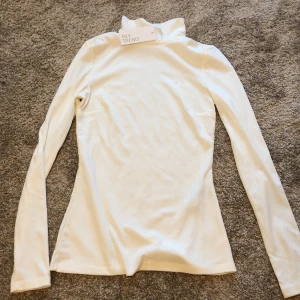 Vit polotröja från Nelly.com  - HELT NY vit polotröja från Nelly.com! St.xxs🤍