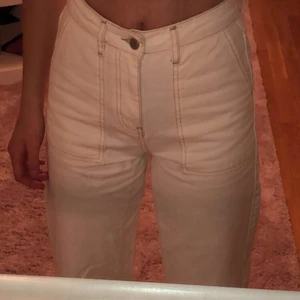 Vita mom jeans- size 34- 60kr - Ett par vita vackra jeans med gula/guldiga sömmar från Gina. Har inte använt dessa så mycket så dom är i bra skick. Dom sitter super fint över rumpan o är bekväma. Önskar att jag frf passade i dessa. Köparen står för frakt🌙🖤
