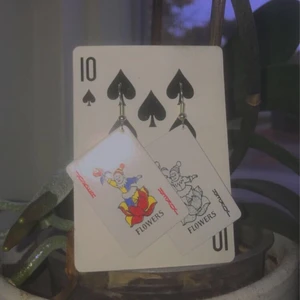 Handgjorda joker kort örhängen🃏✨ - Säljer dessa coola handgjorda joker kort örhängen:) Kostar 50kr+11kr frakten🥺✨🃏kan även tillverka i Queen, King, 69 osv kort som örhängen bara yt skicka iväg en dm😌❤️