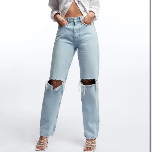 90s high waist jeans - Intressekoll på min super snygga jeans ifrån gina tricot, bra skick på de, fler intresserade gäller budgivning( säljer vid bra pris), köpare står för frakt högsta bud:400kr✨💕