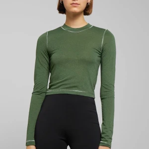 Weekday Long Sleeve - Cool grön tröja från Weekday som tyvärr inte används mer, köpare står för frakt men kan mötas upp i Stockholm/Tyresö. Kan skicka fler bilder om det önskas så 💞💞