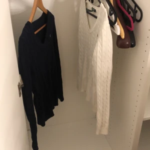 Stickade tröjor  - Säljer mina stickade tröjor från Ralph lauren dom är äkta. Båda för 1000 eller en för 500. Aldrig använda. Som är stickade 