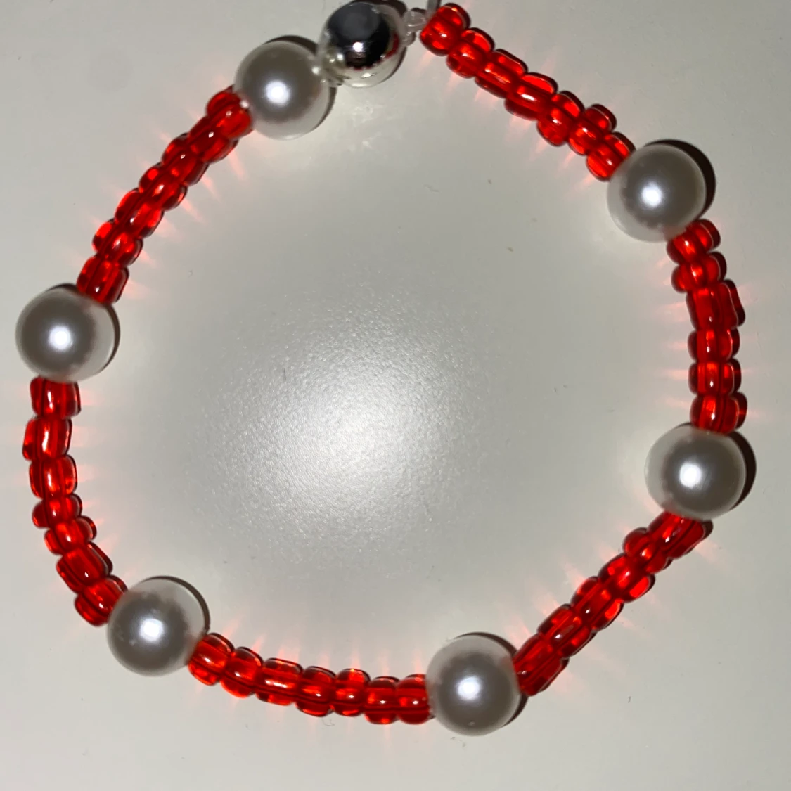 Rött och vitt pärlarmband✨✨ - 90