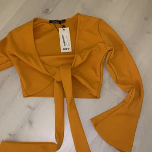 Gul topp - Säljer min helt nya gula topp från Boohoo! Helt oanvänd, prislapp finns kvar! Stl 36, men passar även 34💖 Nypris 190kr, säljer för 70💖