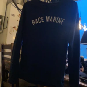 Race marine tjocktröja - Hej🥰 säljer en race marine tjocktröja. Ingen luva. Den är mörkblå i färgen. 😊 finns lite små noppror, ej mycket. Tryck fint! 