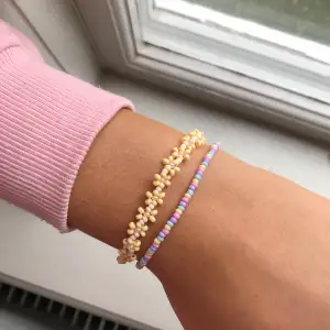Nya armband!!! Går att önska storlek och andra färger på blommorna💛💛 39kr för det med pärlor och 79kr för det med blommor