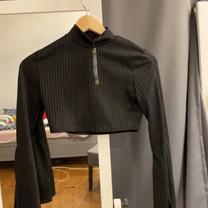 Boohoo top strl 36 - Super bra skick den är helt ny och aldrig använts på grund av att den var för liten för mig men super snygg topp. Den är öppen vid armarna den är split sleeve 🤍 170kr inkluderat frakt 