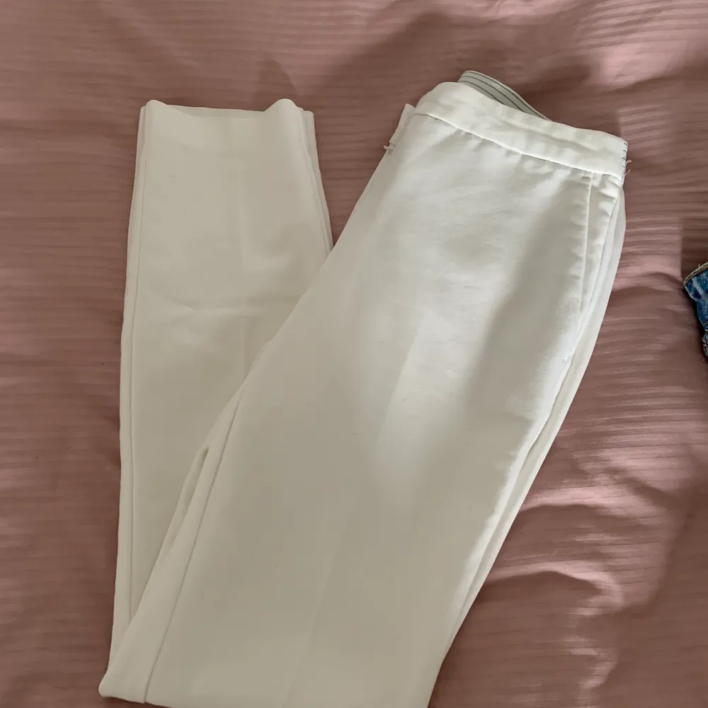 Vita kostymbyxor från Zara i storlek S, aldrig använda. Mellanhöga i modellen . Jeans & Byxor.