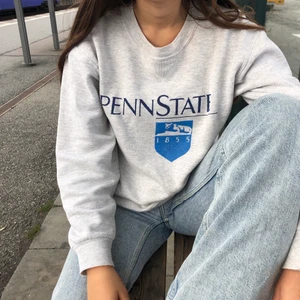 Pennstate tröja - Jättemysig tröja från pennstate! Köpt på beyond retro för ca 400 kr. Storleken är M men passar xs och s också beroende på vilken passform du gillar :).                             BUDGIVING: just nu på 350kr + frakt. slutar imorgon kväll🥰