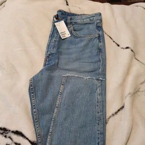 Mom jeans  - Mom jeans från hm helt nya och oanvända, säljes pga fel storlek och öppet köp gäller inte längre 